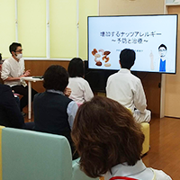 写真：職員、近隣薬局合同勉強会